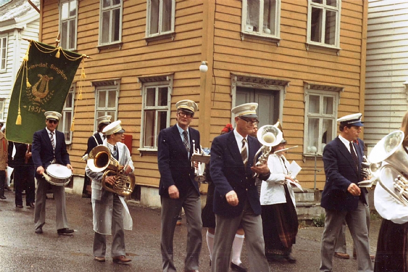 Frå venstre; Alf Åretun, Hogne Takle gøymd bak Johannes Sanden i regnfrakk, skulemusikkant med raud huva, Knut O. Åretun, Olav Henriksen, Siv Hovland 